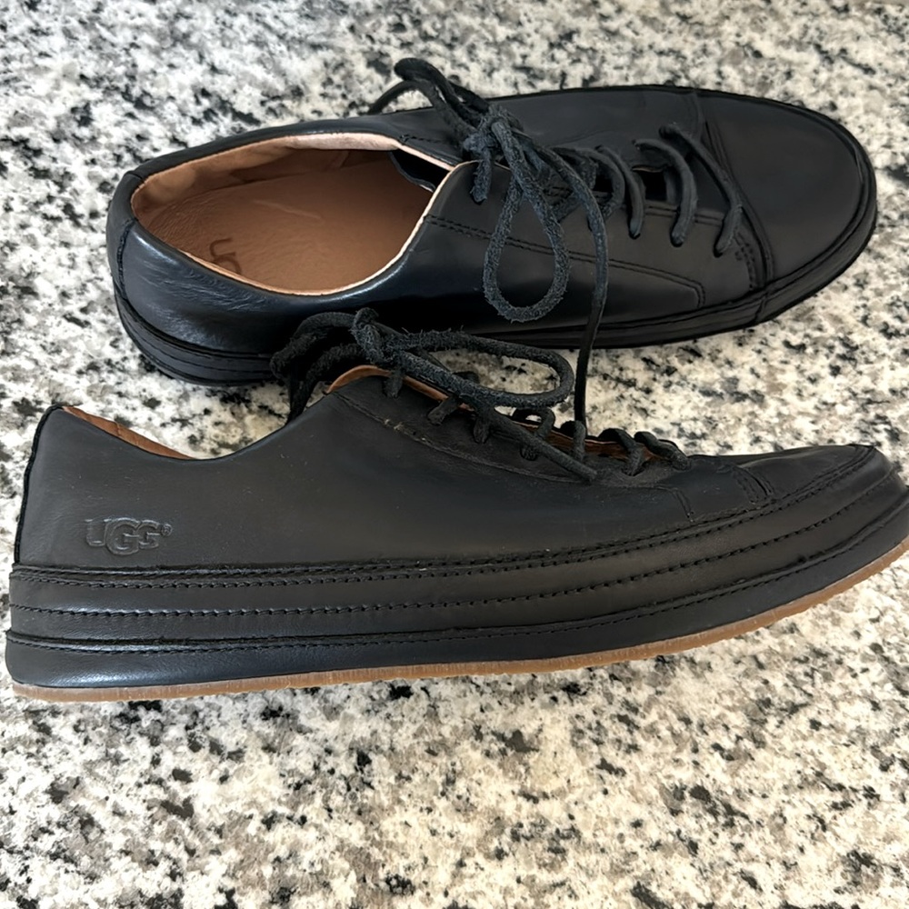 Ugg Women’s Black low top Leather sneaker with leather laces size 10